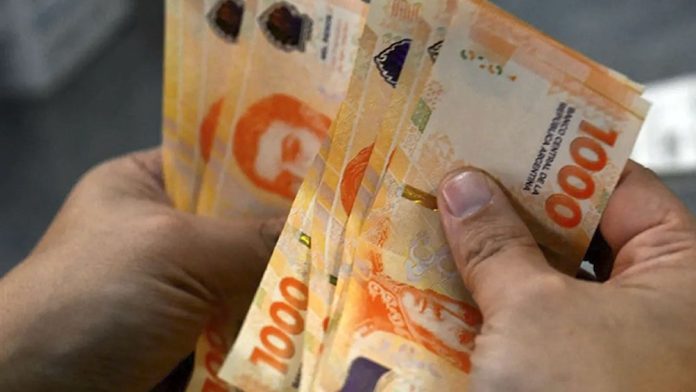dinero_billetes_pesos_monotributo_beneficios_bono-min