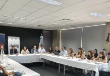 Gremios docentes analizan una propuesta de aumento del 2% con mejoras