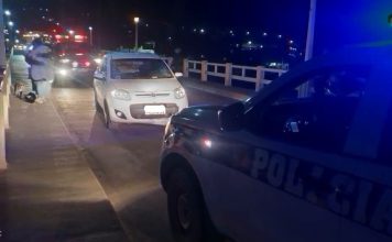 Una moto chocó contra un auto en el puente principal de Tilcara