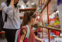 Casi $700.000 al mes: esto necesitó una familia para criar a un hijo en julio, según el INDEC