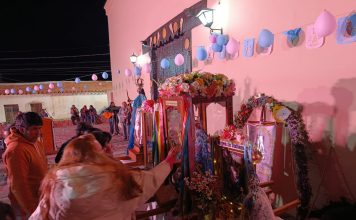 Después de dos años, la Virgen del Rosario de Sixilera volvió a recorrer el camino hacia Tilcara acompañada por la fe de peregrinos y sikuris